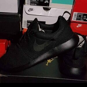 NIKE ROSHE BLACKOUTWOMEN'S US SIZE 9.5 LIKE NEW "USED ITEM"